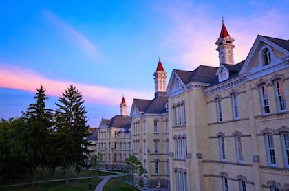 The Village at Grand Traverse Commons, un antiguo hospital reconvertido en una zona comercial