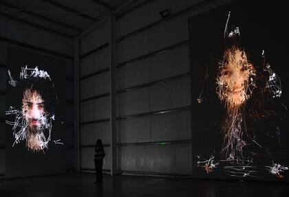 The Wall of Gazes, videoinstalación de Mariano Sardón y Mariano Sigman (2011)