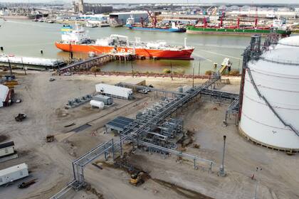 The waterfront at the Vopak Moda Houston terminal. Shown here: barge and vessel unloading and two 15,000 metric ton ammonia storage tanks. (Photo: Business Wire)
