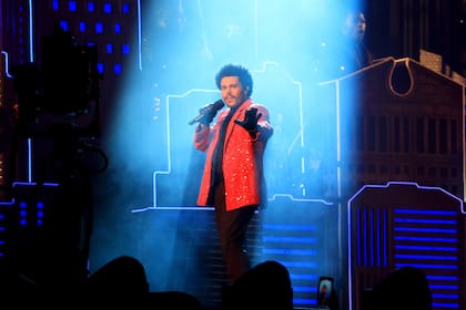 The Weeknd, ayer durante su show en el Super Bowl, donde deslumbró con su propuesta
