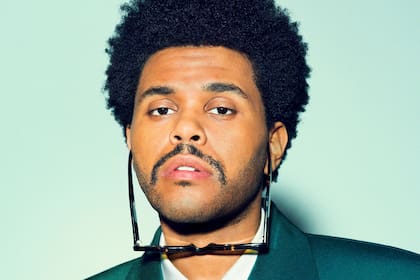 The Weeknd, conocido por su nombre artístico, es un cantante, compositor y productor