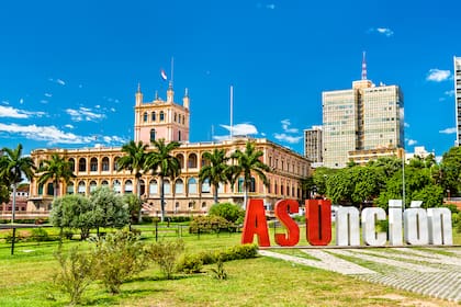 Cartel de bienvenida y Palacio del López en Asunción, Paraguay