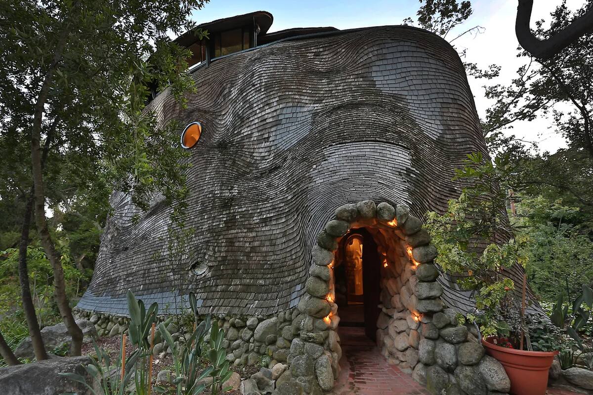 The Whale House se alquila y se ofrece a la venta por US$3,25 millones, en su entrada la ventana simula ser un ojo y la puerta equivale a la boca de una ballena