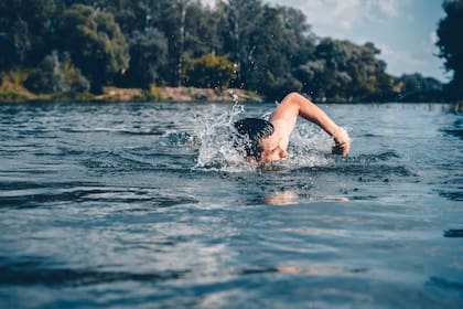 La natación consiste en “un ejercicio predominantemente aeróbico, de baja intensidad y alta resistencia