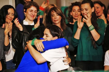 Thelma Fardin durante la conferencia de prensa tras el pedido de detención internacional contra Juan Darthés por violación