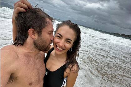 Thelma Fardín y Nico Riera se mostraron muy enamorados desde Brasil (Foto: Instagram/@soythelmafardin)