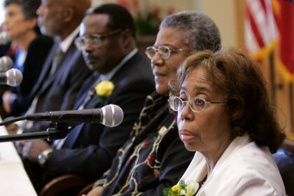 Thelma Mothershed Wair, en primer plano, durante una conferencia de prensa, el 23 de septiembre de 2007, en Little Rock, Arkansas. En la fotografía también aparecen, de izquierda a derecha, Carlotta Walls LaNier, Terrence Roberts, Jefferson Thomas, y Minnijean Brown Trickey, miembros de los Nueve de Little Rock que integraron la Escuela Secundaria Little Rock Central. (AP Foto/Danny Johnston, Archivo)