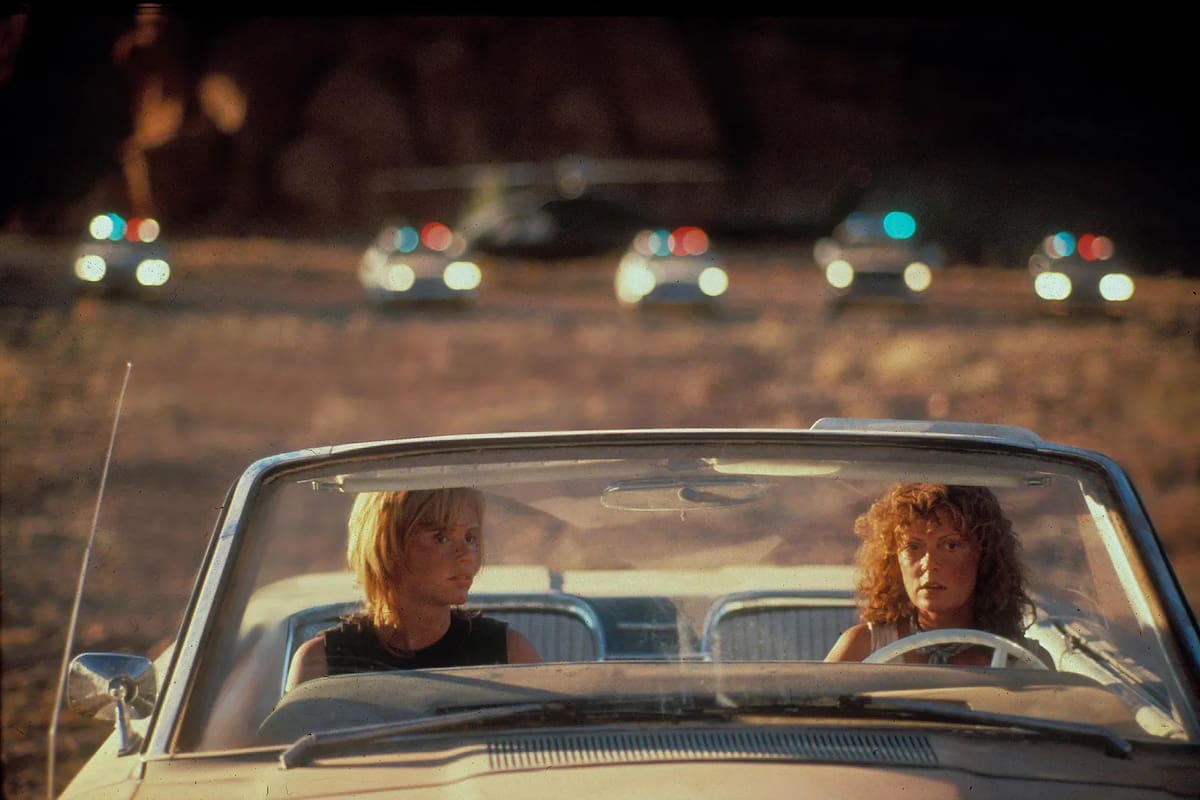 Thelma y Louise (Geena Davis y Susan Sarandon) antes del instante final de la película de Ridley Scott: entregarse o acelerar a fondo...