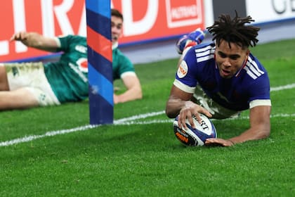 Théo Attissogbe apoya uno los tries de Francia en el arranque del Seis Naciones en el Stade de France en Saint-Denis (Photo by Alain JOCARD / AFP)