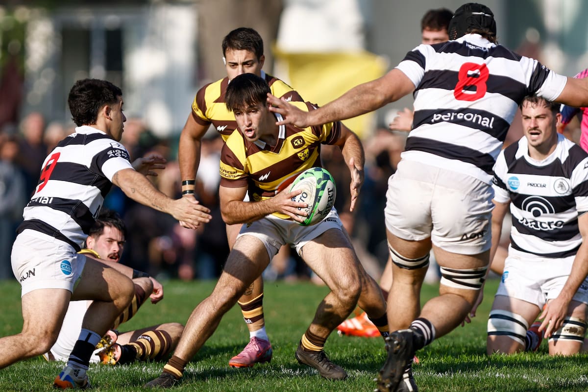 Theo Blaksley, medio-scrum de Belgrano, con la pelota, y detrás, el centro Martín Arana; Belgrano superó en un partidazo a CASI en el Top 14.