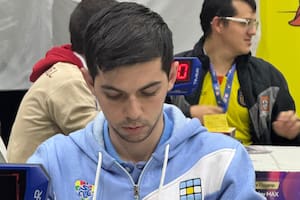 Es barista en un café del Barrio Chino, estudia periodismo e hizo historia en el Sudamericano de cubo Rubik