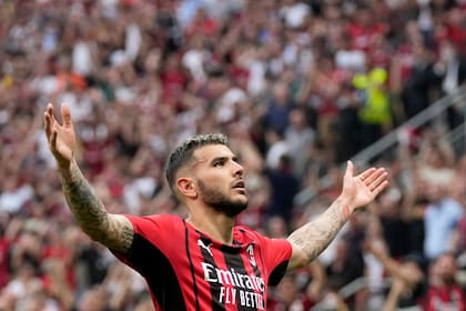 Theo Hernández celebra tras anotar el segundo gol del Milan en la victoria 2-0 ante Atalanta en la Serie A, el domingo 15 de mayo de 2022. (AP Foto/Antonio Calanni)