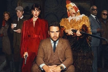 Theo James en una imagen publicitaria de Los caballeros junto a Kaya Scodelario y Daniel Ings