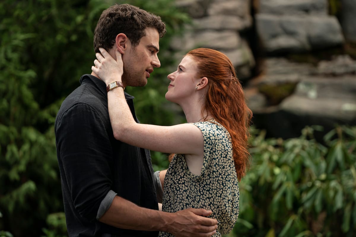 Theo James y Rose Leslie en La mujer del viajero en el tiempo