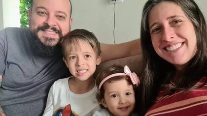 Theo siempre ha sido extrovertido, le gusta hacer amigos, jugar y le encantan las clases de educación física en la escuela