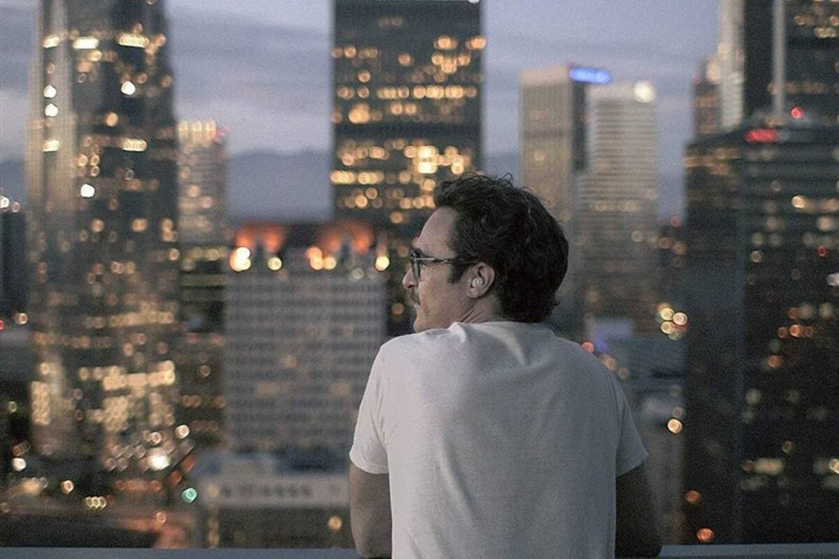 Theodore Twombly (Joaquin Phoenix), enamorado de un sistema operativo en Her