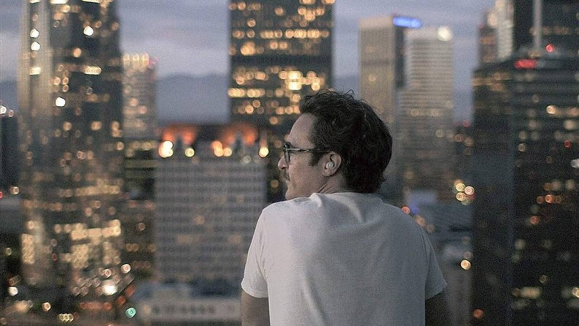 Theodore Twombly (Joaquin Phoenix), enamorado de un sistema operativo en Her