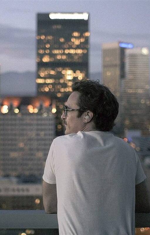 Theodore Twombly (Joaquin Phoenix), enamorado de un sistema operativo en Her