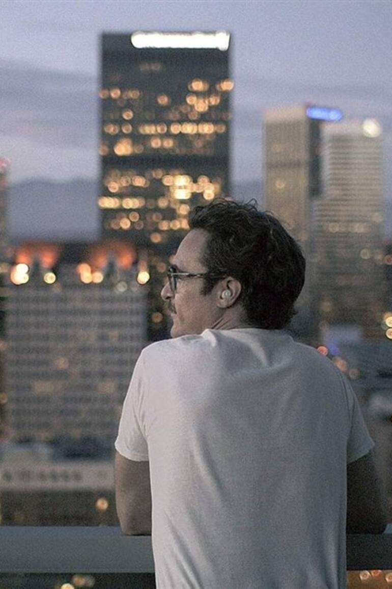 Theodore Twombly (Joaquin Phoenix), enamorado de un sistema operativo en Her