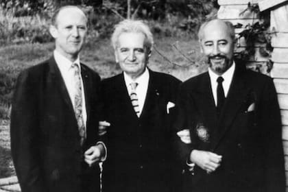 Theodore von Kármán (centro) fue uno de los pioneros de las investigaciones para el desarrollo de la aviación