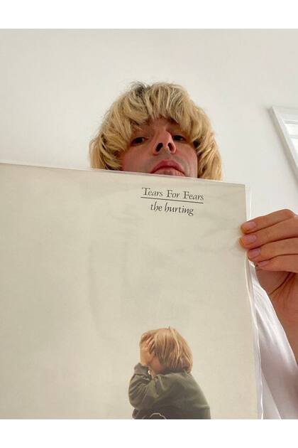 Tim Burgess propone escuchas de discos por Twitter, con comentarios de los músicos implicados; de paso aprovechó la red social para contarle a su hermana que tenía un vinilo de Tears For Fears que le había robado 25 años atrás