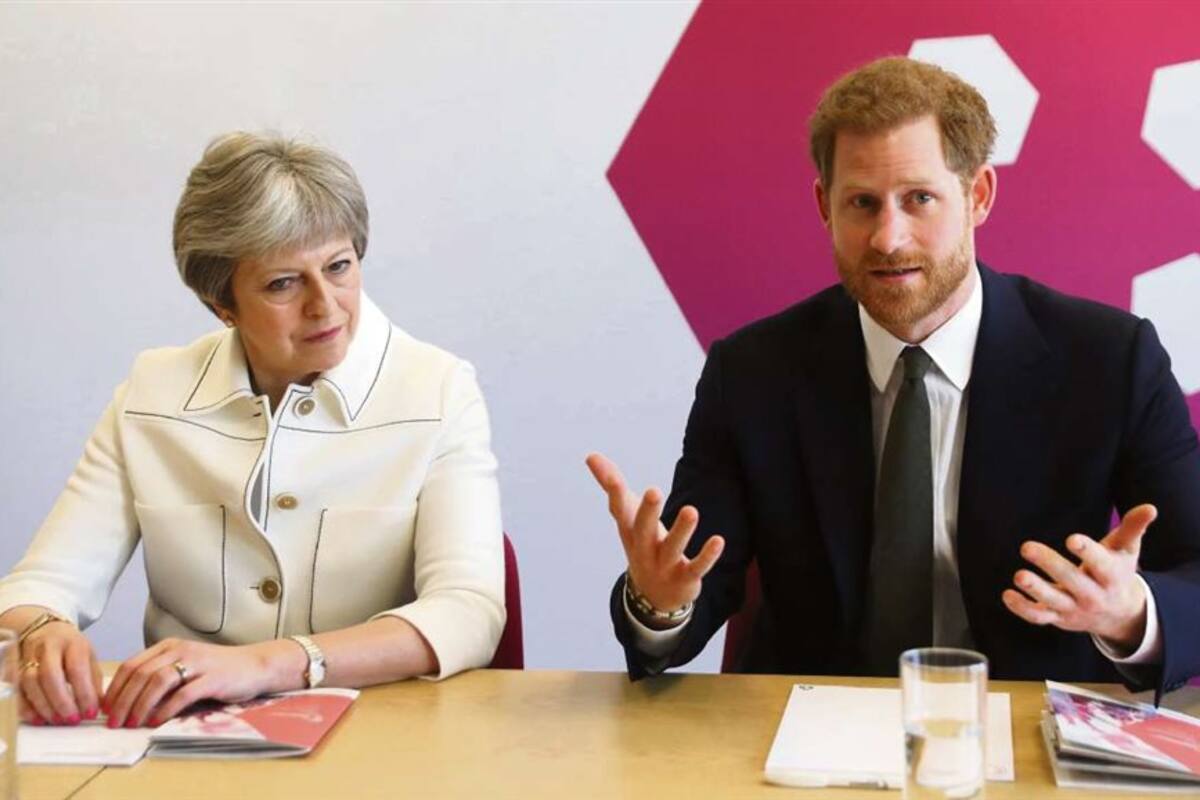 Theresa May junto al príncipe Harry, embajador de la juventud del Commonwealth