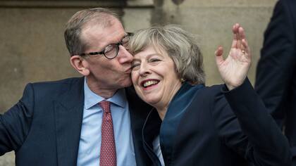 Theresa May se mostró acompañada por su marido en estos días