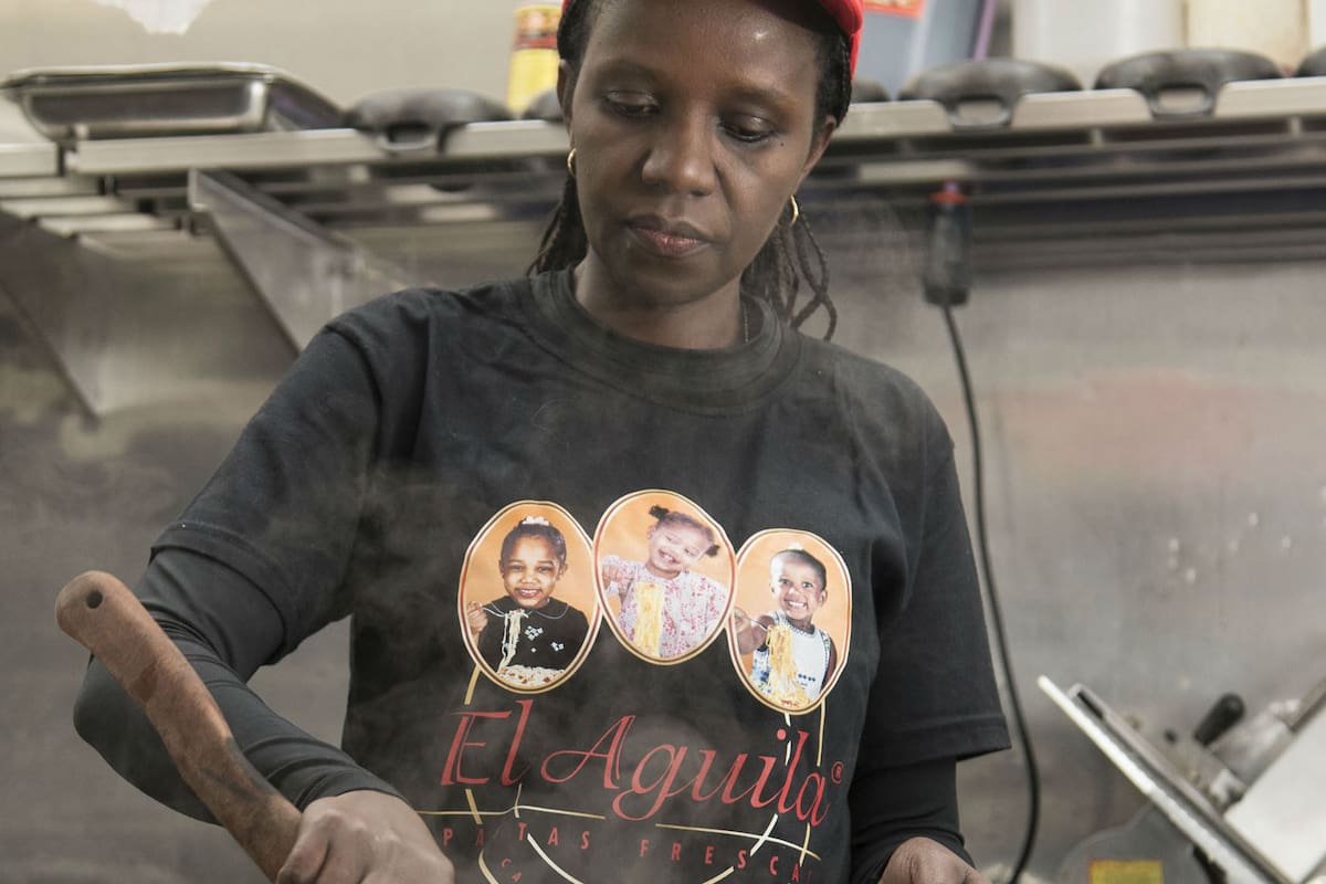 Therese trabaja en la fábrica de pastas El Aguila