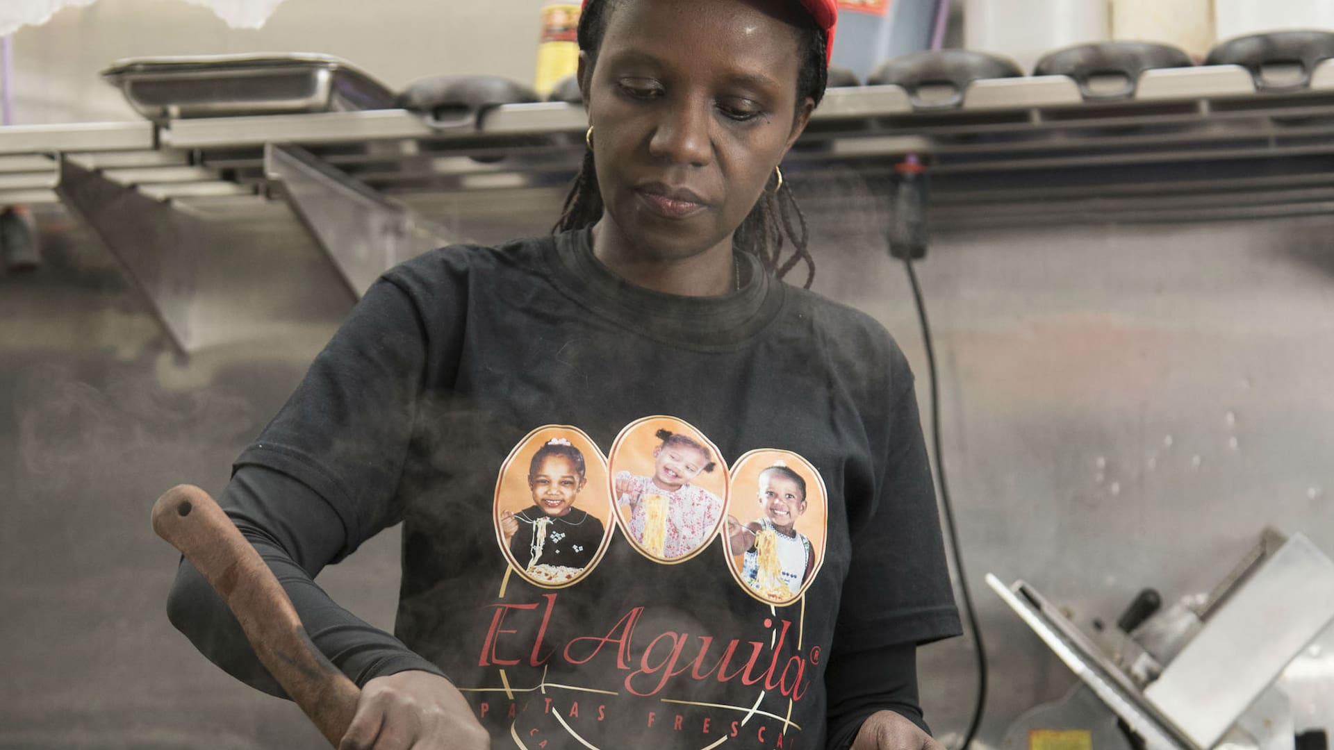 Therese trabaja en la fábrica de pastas El Aguila