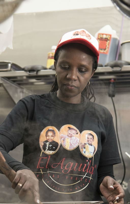 Therese trabaja en la fábrica de pastas El Aguila