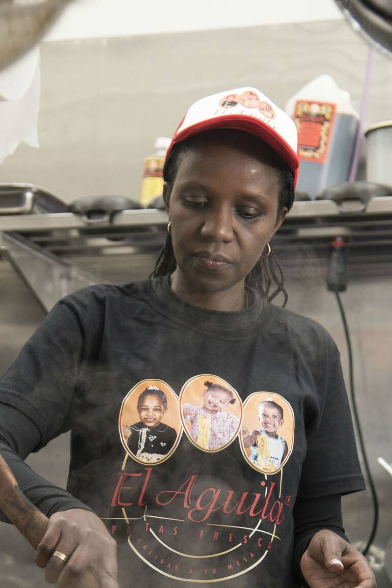 Therese trabaja en la fábrica de pastas El Aguila