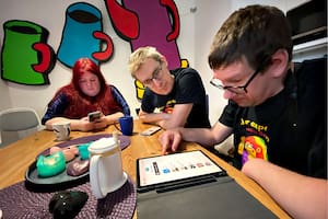 Therese Wappsell, una usuaria de 'DigiVi', se reúne para discutir cómo mejorar la plataforma con el director de proyecto Magnus Linden en una cafetería en Uppsala, Suecia