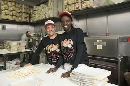 Therese y Jorge trabajan juntos en la fábrica de pastas