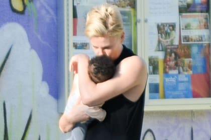 Theron en 2012. cuando su hija Jackson era tan solo una bebé
