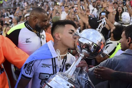 Thiago Almada, con la copa y un beso que va a quedar marcado a fuego toda su vida