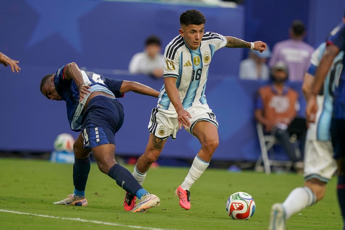 Thiago Almada, con la selección en el Mundial, jugando ante Cabo Verde en el estadio Hard Rock de Miami