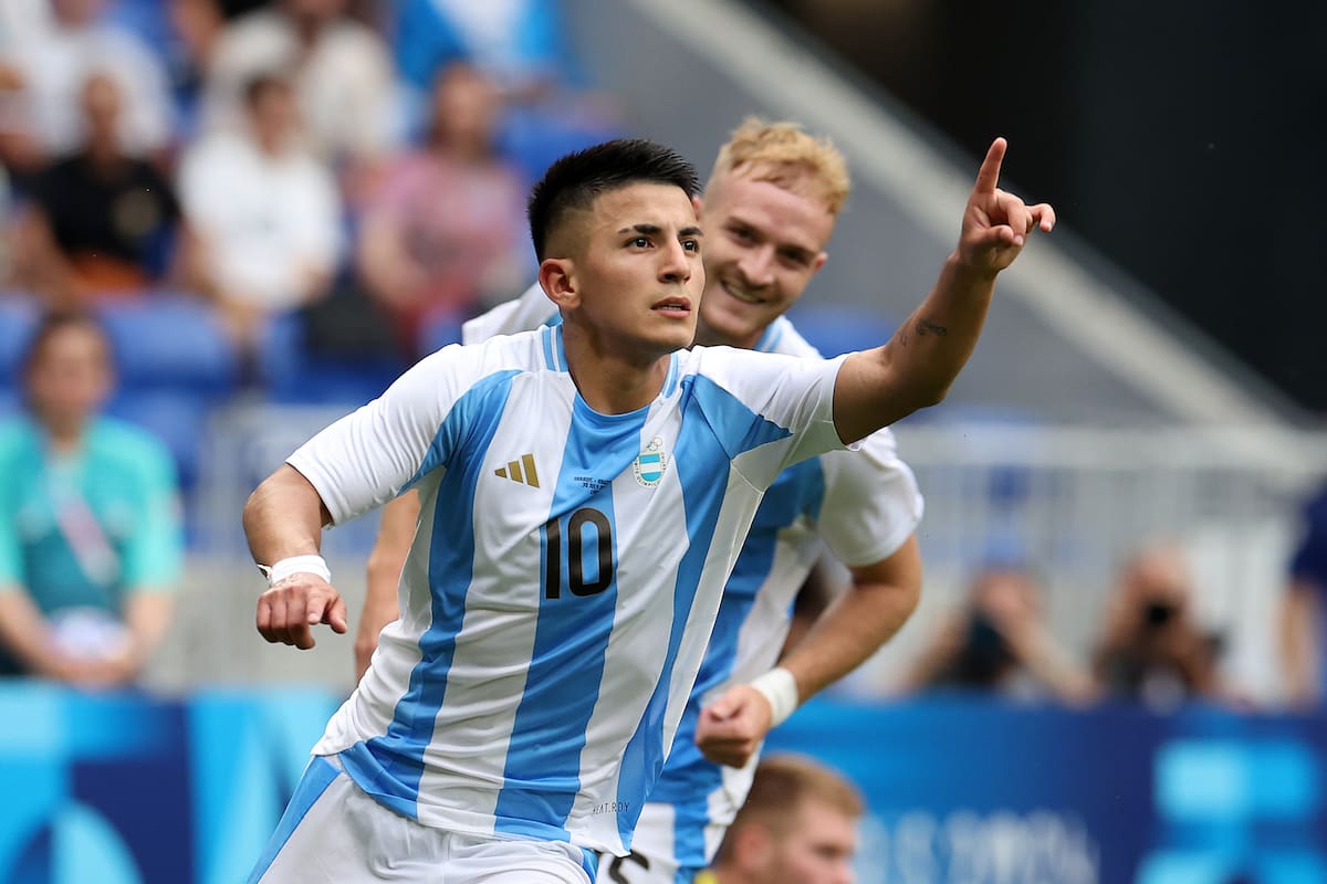 Thiago Almada convirtió uno de los goles de la selección argentina Sub 23 frente a Ucrania, en el triunfo por 2 a 0
