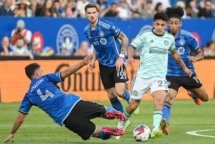 Thiago Almada, del Atlanta United pugna lucha por el balón con Rudy Camacho del CF Montreal durante el partido de la MLS, el sábado 8 de julio de 2023, en Montreal