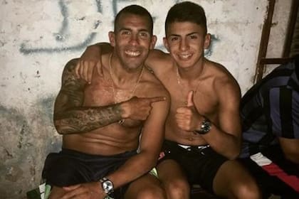 Thiago Almada, con Tevez