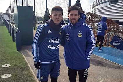 Thiago Almada, antes del Mundial de Rusia: sparring a los 17 años junto a su ídolo, Lionel Messi; ahora serán compañeros en Qatar