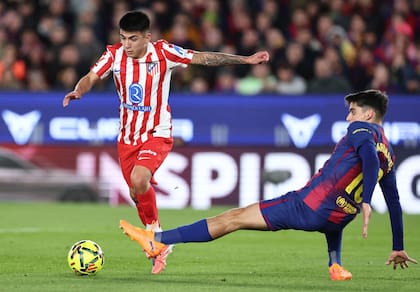Thiago Almada en acción ante Barcelona, en un partido de la temprada pasada