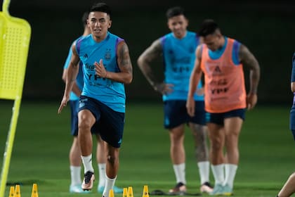 Thiago Almada en el entrenamiento de la selección Argentina en la Universidad de Qatar, Doha