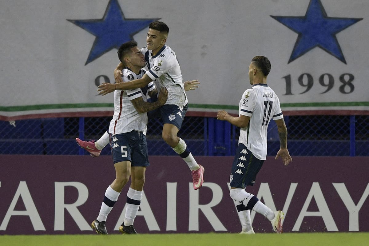 Thiago Almada festeja con Francisco Ortega y Lucas Janson un golazo de Vélez, el del 2-1 a La Calera en el estadio José Amalfitani por la Copa Libertadores.