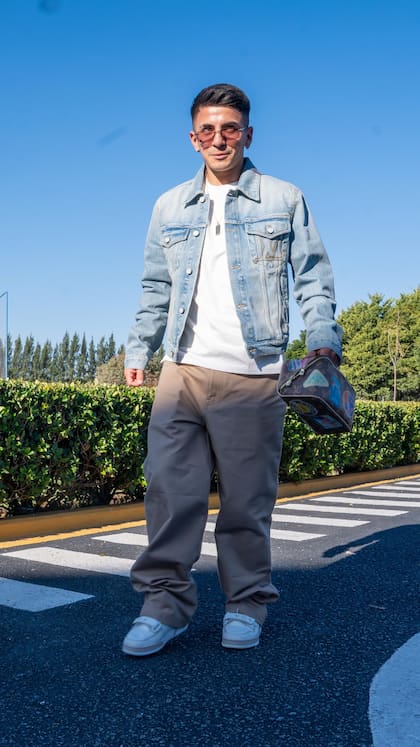 Thiago Almada, integrado al grupo también desde sus looks.
