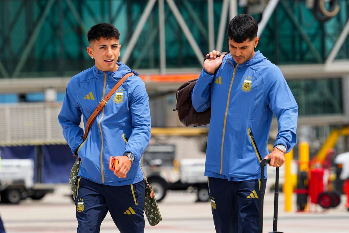 Thiago Almada (izquierda) y Exequiel Palacios (derecha) en su llegada a Kansas
