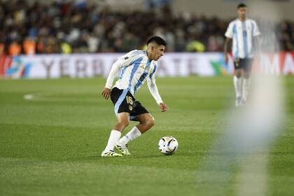 Thiago Almada jugó como titular ante Venezuela en la selección argentina y no pudo estar frente a Ecuador ni en el banco, por una molestia