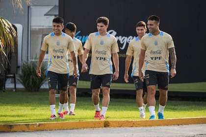 Thiago Almada, Julián Álvarez, Gonzalo Montiel y Lautaro Martínez: sonrisas de sábado a la tarde en una práctica en Ezeiza; tres de ellos están en duda para el martes.