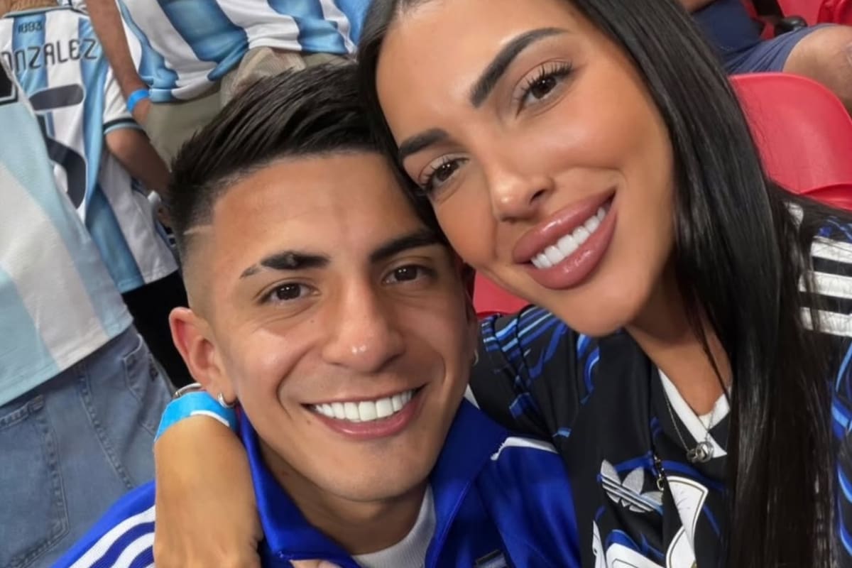Thiago Almada junto a Antonella D'Alotta durante el último Mundial