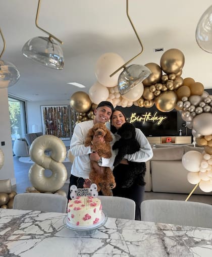 Thiago Almada junto a su esposa Antonella y sus perros en su casa en España