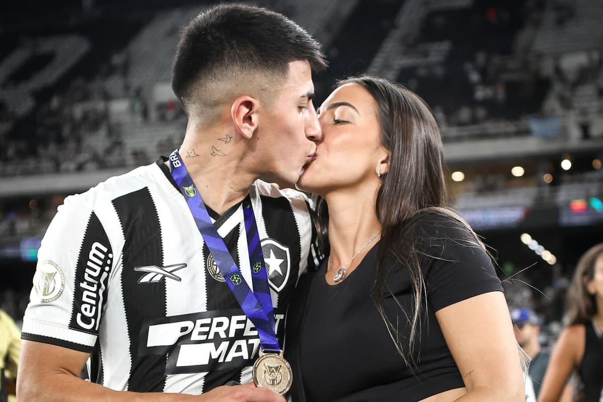 Thiago Almada llega a River muy bien acompañado por su esposa Antonella y sus mascotas